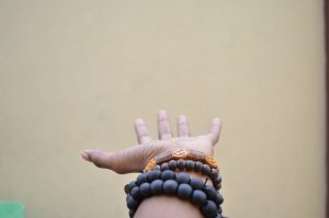 Les bienfaits du yoga et de porter un collier mala
